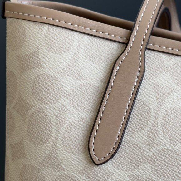 Coach City Tote Size 22*11*20 cm, 30cm opening - Picture 7 of 8